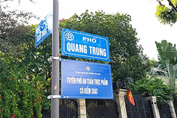 Biển “Tuyến phố an toàn thực phẩm có kiểm soát” được gắn tại ngã tư phố Quang Trung - Trần Quốc Toản.