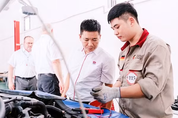 Ngành công nghệ ô-tô được nhiều học sinh lựa chọn học tập.