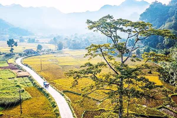 Con đường dẫn vào bản Khun quanh co theo triền núi.