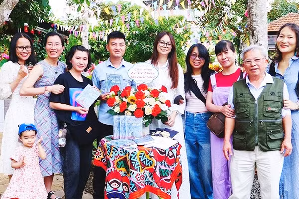 Nhóm bạn văn trẻ Gia Lai trong lần ra mắt sách của nhà thơ Lê Vi Thủy.