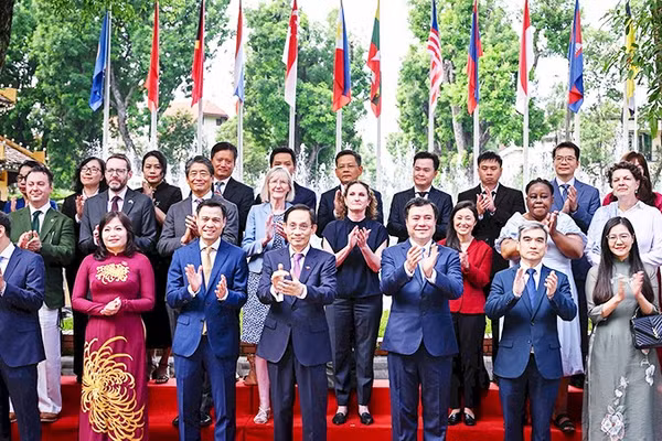 Hoạt động của Đoàn ngoại giao tại Hà Nội. Ảnh: THÀNH ĐẠT