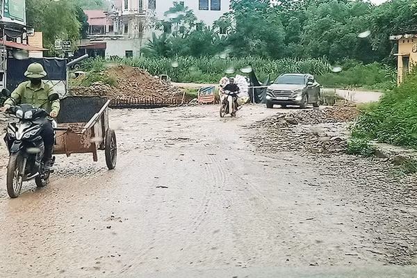 Dự án nâng cấp 3 km đường 269B đoạn qua trung tâm xã Tân Thành chậm triển khai, gây khó khăn cho việc đi lại, lưu thông.