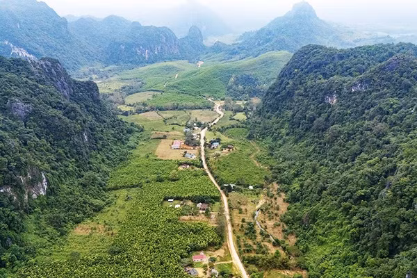 Bản Hà Lẹc nhìn từ trên cao.
