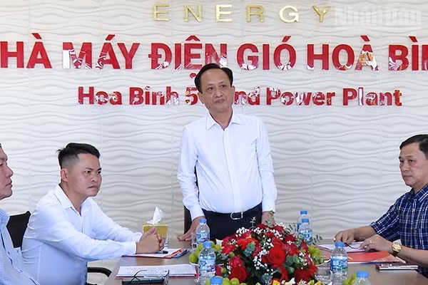 Đồng chí Phạm Văn Thiều, Phó Bí thư Tỉnh ủy, Chủ tịch Hội đồng nhân dân tỉnh Cà Mau (đứng) và đồng chí Trần Hoàng Khải, Chủ tịch Ủy ban nhân dân xã Vĩnh Hậu (bìa phải) đến thăm, chúc mừng Nhà máy điện gió Hòa Bình tại địa phận xã Vĩnh Hậu, nhân Ngày Doanh nhân Việt Nam. (Ảnh: CTV)