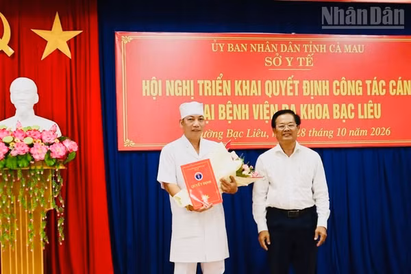 Lãnh đạo Sở Y tế tỉnh Cà Mau trao quyết định và giao nhiệm vụ Quyền Giám đốc Bệnh viện đa khoa Bạc Liêu đối với bác sĩ chuyên khoa 2 Trần Quốc Sử. (Ảnh: CTV)