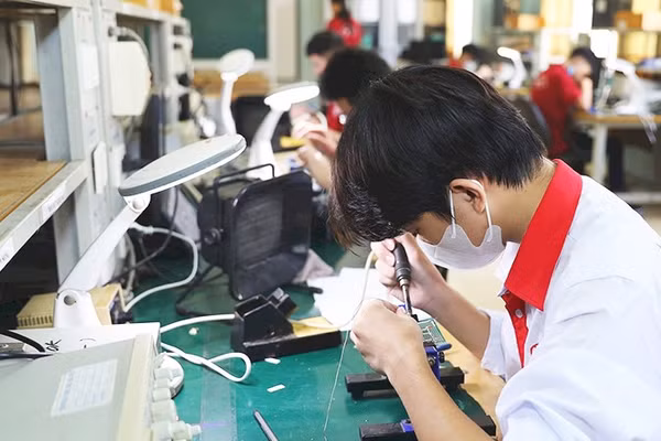 Học viên trong giờ thực hành tại trường cao đẳng nghề. Ảnh minh họa: PHONG NGỌC
