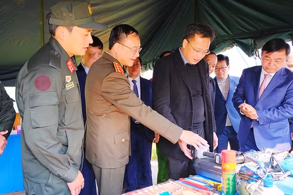 Các đại biểu tham quan một số cơ sở vật chất và trang thiết bị huấn luyện. Ảnh: VB