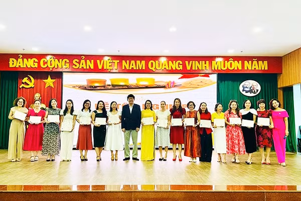 Lễ tốt nghiệp khóa đào tạo nghề kỹ thuật chăm sóc da cơ bản
