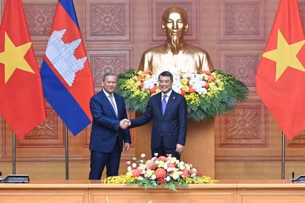 Thủ tướng Lê Minh Hưng và Thủ tướng Vương quốc Campuchia Samdech Moha Borvor Thipadei Hun Manet. (Ảnh TRẦN HẢI)