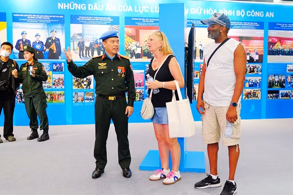 Giới thiệu về Lực lượng GGHB Bộ Công an với du khách quốc tế. Ảnh: Nhân vật cung cấp