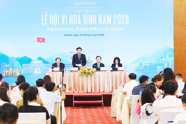 Toàn cảnh buổi họp báo. Ảnh: TRẦN HUẤN