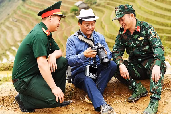 Nghệ sĩ Thanh Miền với các chiến sĩ.