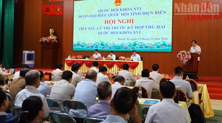 Phó Thủ tướng Chính phủ Nguyễn Văn Thắng và các đại biểu Quốc hội thuộc Đoàn đại biểu Quốc hội tỉnh Điện Biên tiếp xúc cử tri xã Thanh An. (Ảnh: LÊ LAN)
