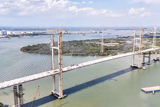 Cầu Bình Khánh bắc qua sông Soài Rạp (thuộc dự án đường cao tốc Bến Lức-Long Thành) đã hợp long vào cuối tháng 6/2025, đang được hoàn thiện và dự kiến được khánh thành vào tháng 9/2025. (Ảnh THẾ ANH)
