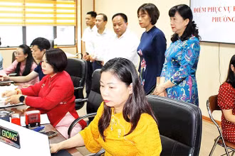 Lãnh đạo phường Bạch Mai kiểm tra hoạt động tại điểm phục vụ hành chính công phường Bạch Mai. (Ảnh ĐÌNH HIỆP)