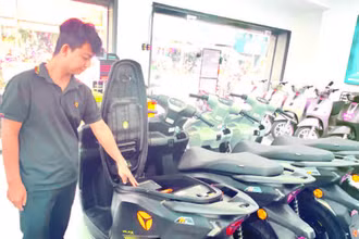 Một cửa hàng bán xe điện thương hiệu của Trung Quốc với mẫu mã đa dạng, chi phí phù hợp. (Ảnh QUÝ HIỀN)