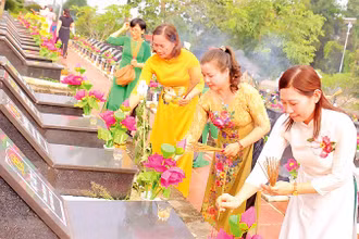 Giáo viên Trường mầm non Hoa Hồng thắp nhang tri ân tại các phần mộ liệt sĩ.