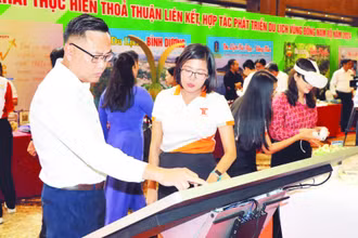 Người dân tham quan bản đồ tương tác thông minh, số hóa các điểm du lịch tại Đồng Nai.