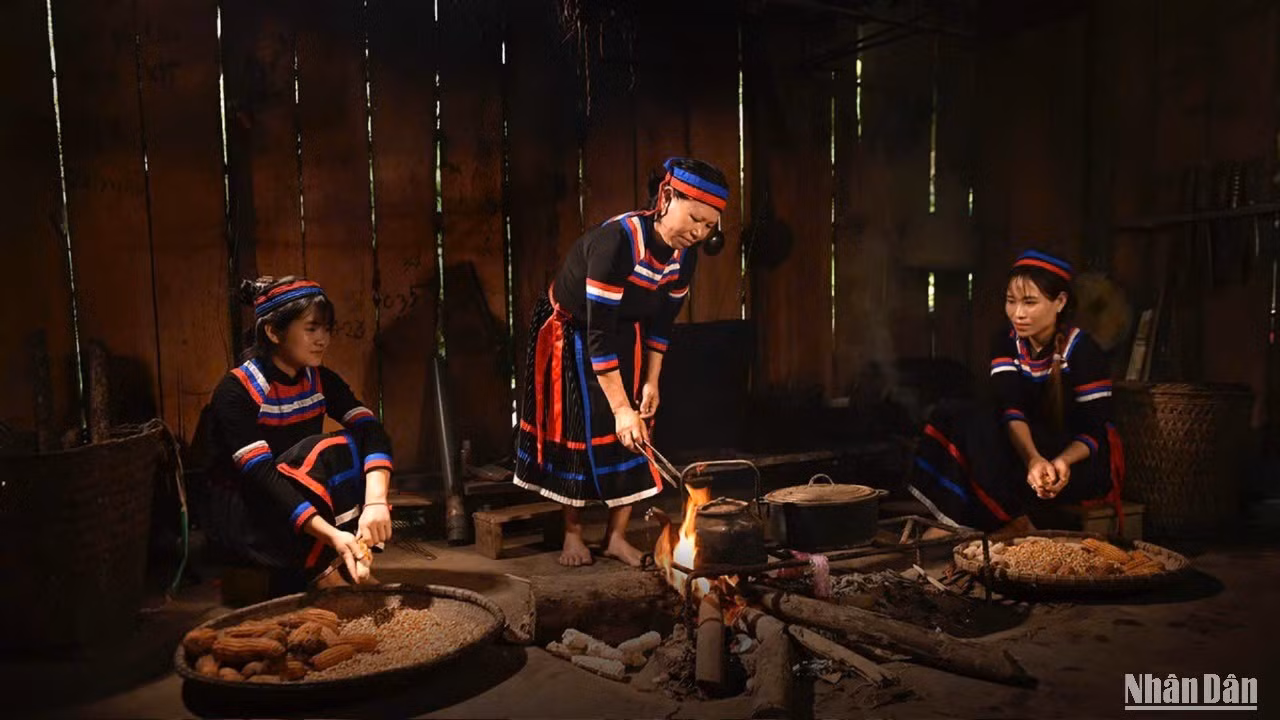 Phụ nữ người Thủy ở tỉnh Tuyên Quang. (Ảnh: VŨ LINH) 