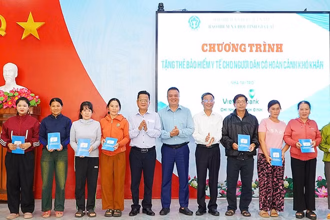 Các đại biểu trao tặng thẻ bảo hiểm y tế cho người dân có hoàn cảnh khó khăn. (Ảnh: BTC)