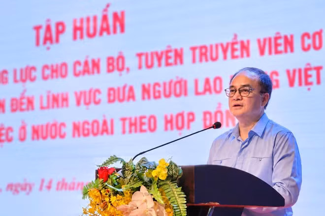 Thứ trưởng Nội vụ Vũ Chiến Thắng phát biểu khai mạc hội nghị. (Ảnh NH)