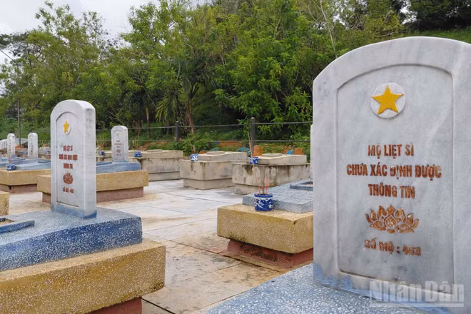 Một ngôi mộ liệt sĩ chưa xác định được thông tin tại Nghĩa trang liệt sĩ Khe Sanh, Quảng Trị. (Ảnh NGÂN LÊ)