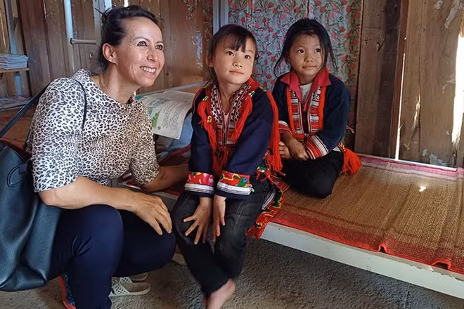 Nhà văn Isabelle Müller trong một chuyến tới thăm khu nội trú của học sinh nữ vùng cao. (Ảnh Quỹ Loan Stiftung cung cấp)