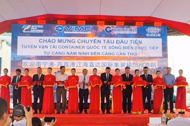 Nghi thức cắt băng đón chuyến tàu đầu tiên. (Ảnh: VĂN ÚT)
