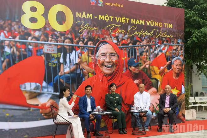 Các đại biểu tham dự tọa đàm “Kể chuyện quốc gia trong truyền thông văn hóa”. (Ảnh NGÂN ANH)