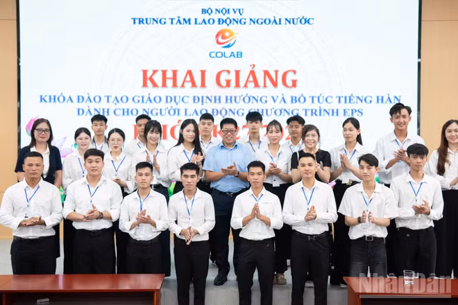 Phó Giám đốc Trung tâm Lao động ngoài nước Nguyễn Xuân Tạo cùng các đại biểu, học viên dự lễ khai giảng khóa đào tạo. (Ảnh: MINH DUY)