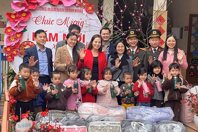Lãnh đạo Quỹ Bảo trợ trẻ em Việt Nam, đại diện Everpia tặng quà học sinh Trường mầm non Minh Khai, tỉnh Lạng Sơn, nhân dịp Tết Nguyên đán 2026. (Ảnh BTC)