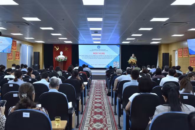 Hội nghị phổ biến, quán triệt quy định pháp luật về xử lý hành vi gian lận, trục lợi Quỹ Bảo hiểm y tế đối với các cơ sở khám, chữa bệnh và đánh giá tình hình gia tăng chi phí khám, chữa bệnh bảo hiểm y tế của các cơ sở khám, chữa bệnh 8 tháng đầu năm 2026 của Bảo hiểm xã hội Hà Nội. (Ảnh HSS)