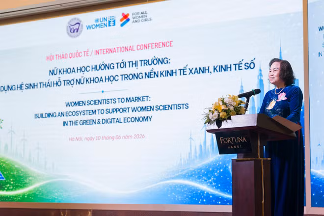 Giáo sư, Tiến sĩ Lê Thị Hợp, Chủ tịch Hội Nữ trí thức Việt Nam, phát biểu tại hội thảo.