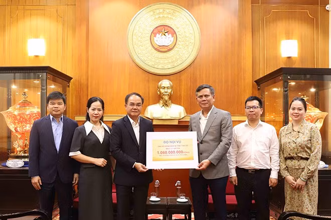 Thứ trưởng Vũ Chiến Thắng trao số tiền hơn 1 tỷ đồng của Bộ Nội vụ ủng hộ đồng bào miền trung, Tây Nguyên. (Ảnh Moha)