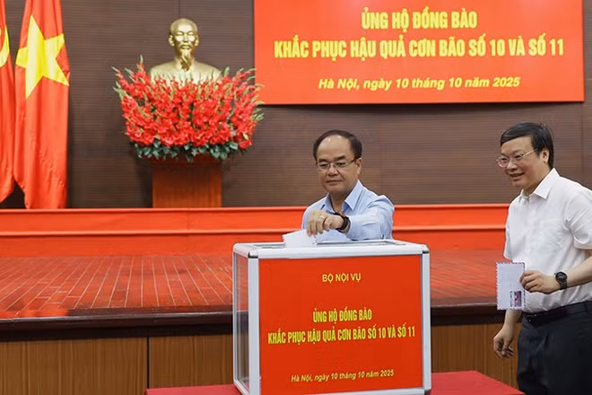 Đại diện lãnh đạo Bộ Nội vụ chung tay ủng hộ đồng bào khắc phục hậu quả cơn bão số 10 và 11. (Ảnh Moha)