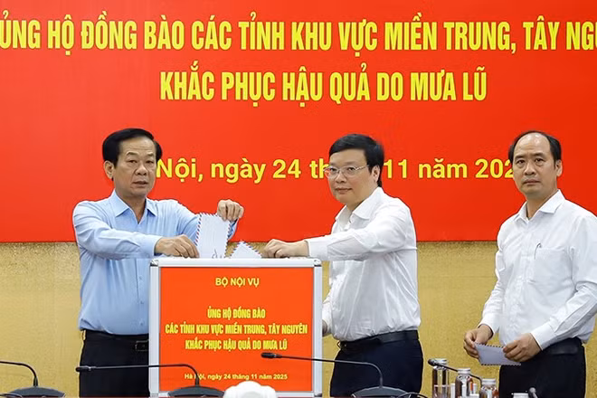 Lãnh đạo Bộ Nội vụ ủng hộ đồng bào các tỉnh khu vực miền trung và Tây Nguyên khắc phục hậu quả do mưa lũ. (Ảnh Moha)