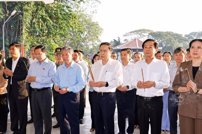 Chủ tịch Quốc hội Trần Thanh Mẫn cùng đoàn công tác dâng hoa, dâng hương, viếng Cụ Phó bảng Nguyễn Sinh Sắc. (Ảnh: Doãn Tấn/ TTXVN)