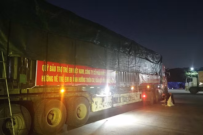 Xe hàng cứu trợ của Quỹ Bảo trợ trẻ em Việt Nam gửi đến trẻ em ở Khánh Hòa. (Ảnh NFVC)