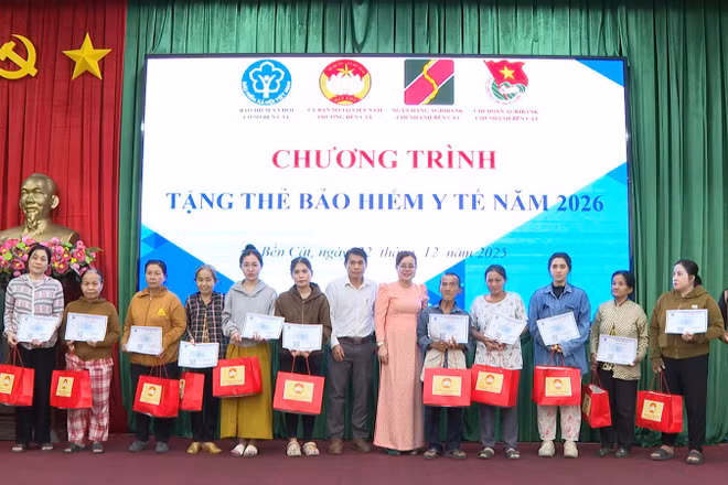 Bảo hiểm xã hội cơ sở Bến Cát (Bảo hiểm xã hội Thành phố Hồ Chí Minh) trao thẻ bảo hiểm y tế cho người nghèo trên địa bàn. (Ảnh HSS) 