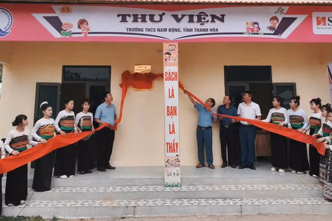 Các đại biểu dự lễ khánh thành và gắn biển thư viện Trường trung học cơ sở Nam Động, xã Thiên Phú, tỉnh Thanh Hóa. (Ảnh BTC)