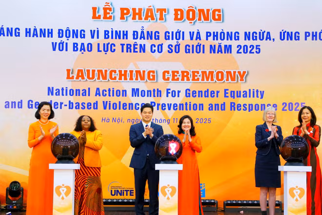 Các đại biểu thực hiện nghi thức phát động Tháng hành động vì bình đẳng giới và phòng ngừa, ứng phó với bạo lực trên cơ sở giới năm 2025. (Ảnh nhandan.vn)