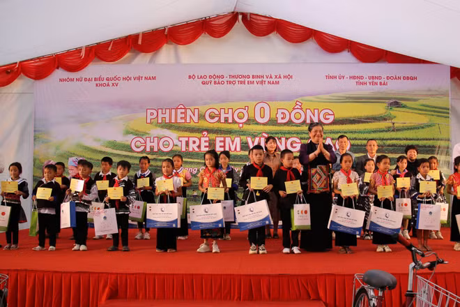 Các đại biểu trao học bổng và quà tặng các em học sinh trong “Phiên chợ 0 đồng”, tháng 9/2023, tại xã Cao Phạ, huyện Mù Cang Chải (cũ), tỉnh Yên Bái (trước đây). (Ảnh BTC)