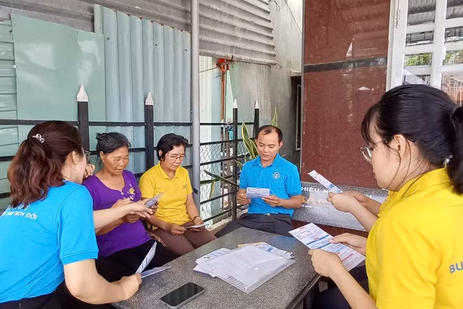 Tuyên truyền, vận động người dân tham gia bảo hiểm xã hội tự nguyện, bảo hiểm y tế hộ gia đình tại Gia Lai. (Ảnh GSS)