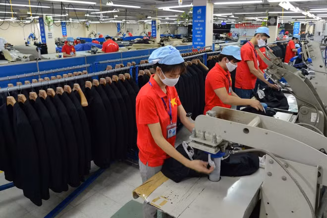 Lao động nữ tại Tổng Công ty May 10, Hà Nội. (Ảnh HOÀNG HUY)