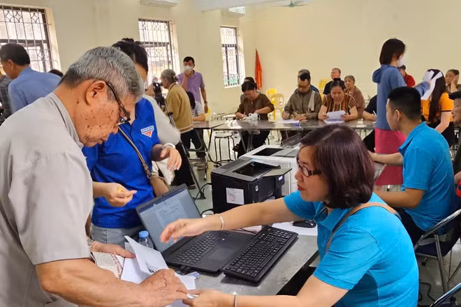 Người dân được hỗ trợ thực hiện ủy quyền nhận lương hưu tại Nhà văn hóa Tổ dân phố Bạch Đằng, phường Hà Đông, Hà Nội. (Ảnh VSS)