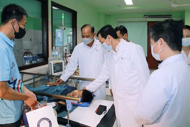 Thứ trưởng Y tế Nguyễn Tri Thức tặng quà bệnh nhi đang điều trị tại Bệnh viện Nhi Trung ương. (Ảnh NFVC)