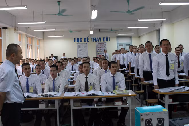 Lao động chuẩn bị đi làm việc ở nước ngoài theo hợp đồng tại Trung tâm Lao động ngoài nước. (Ảnh Colab)
