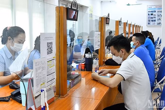Lao động tìm hiểu thông tin về bảo hiểm thất nghiệp tại Trung tâm Dịch vụ việc làm Hà Nội. (Ảnh THỦY NGUYÊN)