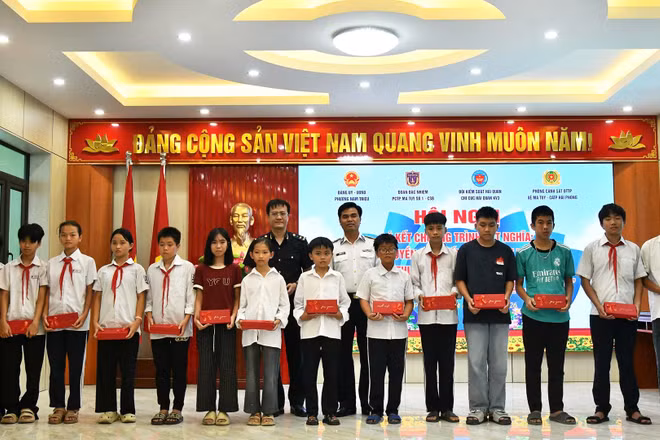 Trao quà cho các học sinh là con đồng bào tôn giáo, con ngư dân tại chương trình. (Ảnh BTC)