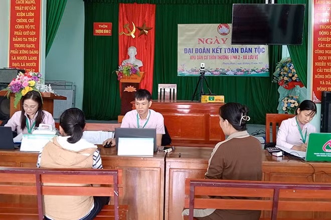 Giao dịch của cán bộ Phòng giao dịch Ngân hàng Chính sách xã hội Quảng Xương (Thanh Hóa) tại xã Lưu Vệ. (Ảnh: luuve.thanhhoa.gov.vn)